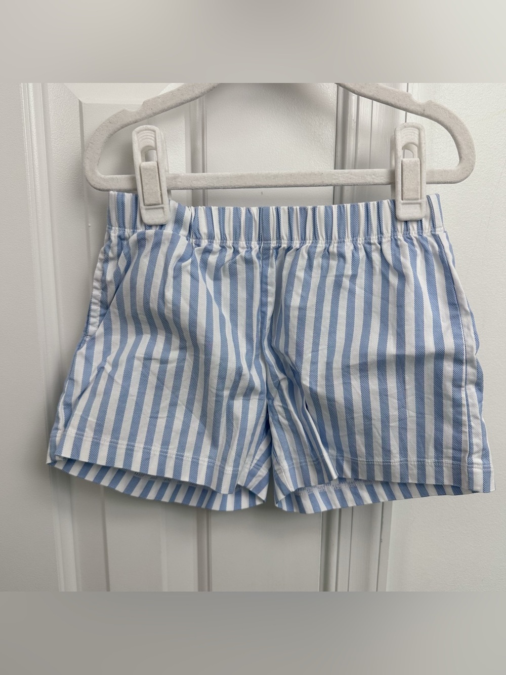Properly tied striped shorts 4T EUC